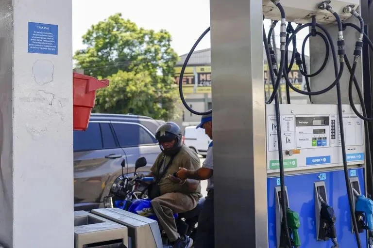 A cómo está el litro de gasolina en Colombia y su impacto en tu bolsillo