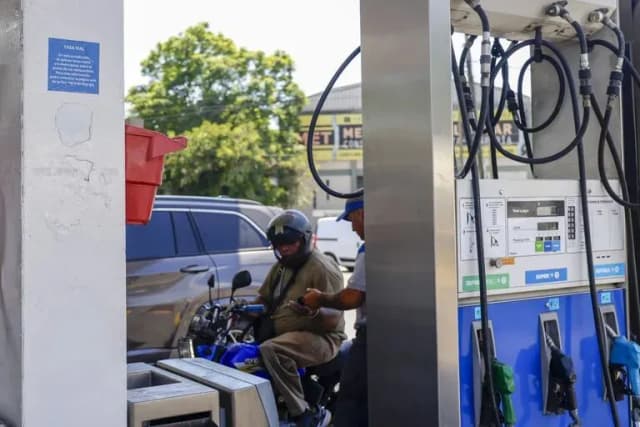A cómo está el litro de gasolina en Colombia y su impacto en tu bolsillo