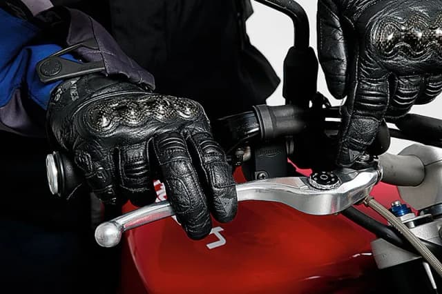 ¿Con qué pie se acciona el freno en una motocicleta y por qué es crucial? ¿Con qué pie se acciona el freno en una motocicleta y por qué es crucial?