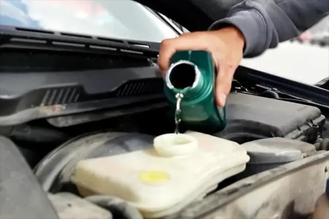 Es malo que el aceite de motor huela a gasolina: riesgos y soluciones