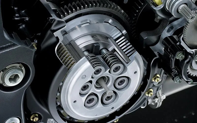 Para qué sirve el embrague antirrebote y cómo mejora tu seguridad en moto