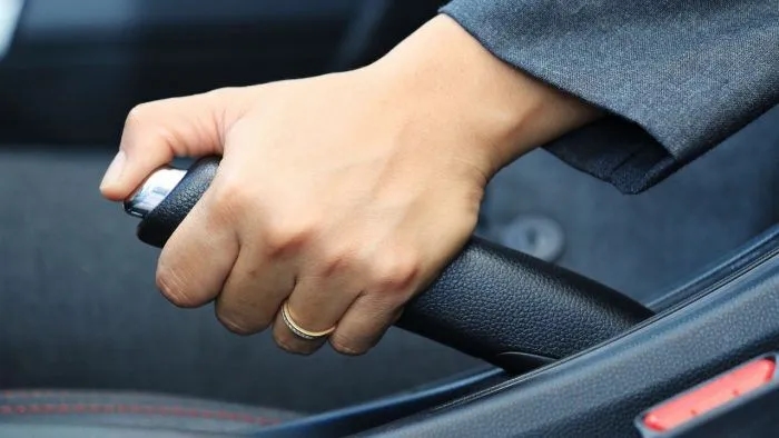 Qué significa el testigo de freno de mano y cómo solucionarlo